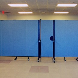 A door in the middel of a Screenflex Room Divider wall